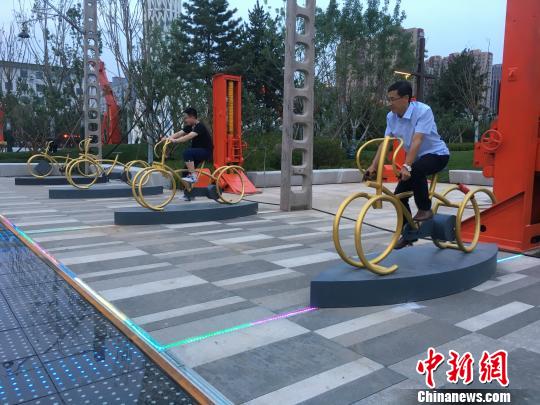 市民使用公園內的健身設施。　高紅超 攝
