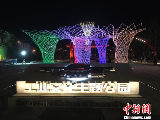 夜晚，奧運“五色樹”的燈光。　高紅超 攝