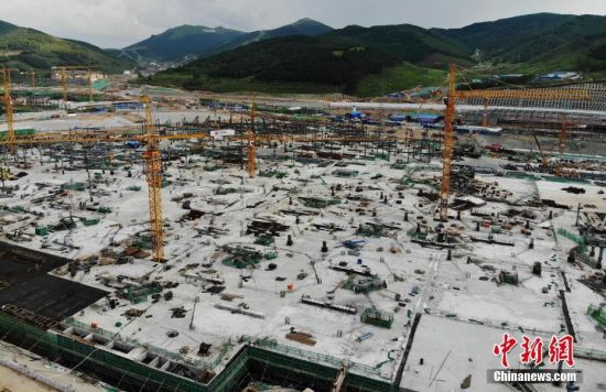 6月28日，航拍鏡頭下的河北張家口冬奧會(huì)太子城冰雪小鎮(zhèn)項(xiàng)目。太子城冰雪小鎮(zhèn)項(xiàng)目位于2022年冬奧會(huì)張家口賽區(qū)核心區(qū)，連接張家口賽區(qū)云頂和古楊樹兩個(gè)競賽場館群，建成后將承擔(dān)賽時(shí)核心區(qū)配套保障功能，提供冬奧頒獎(jiǎng)、貴賓接待、交通換乘、休閑娛樂等服務(wù)，賽后將成為一座國際化四季度假小鎮(zhèn)。 中新社記者 楊艷敏 攝