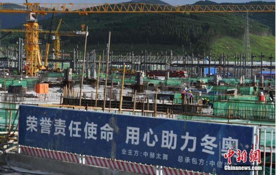 6月28日，河北張家口冬奧會(huì)太子城冰雪小鎮(zhèn)項(xiàng)目現(xiàn)場。太子城冰雪小鎮(zhèn)項(xiàng)目位于2022年冬奧會(huì)張家口賽區(qū)核心區(qū)，連接張家口賽區(qū)云頂和古楊樹兩個(gè)競賽場館群，建成后將承擔(dān)賽時(shí)核心區(qū)配套保障功能，提供冬奧頒獎(jiǎng)、貴賓接待、交通換乘、休閑娛樂等服務(wù)，賽后將成為一座國際化四季度假小鎮(zhèn)。 中新社記者 楊艷敏 攝