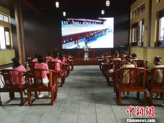 學生們在大原書院誦讀國學經典。　王鵬 攝