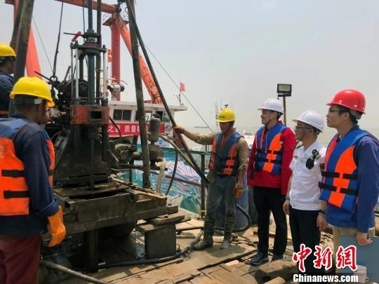 圖為勘察設(shè)計(jì)人員與常熟海事局執(zhí)法船在現(xiàn)場(chǎng)配合鉆探施工。　魏震 攝