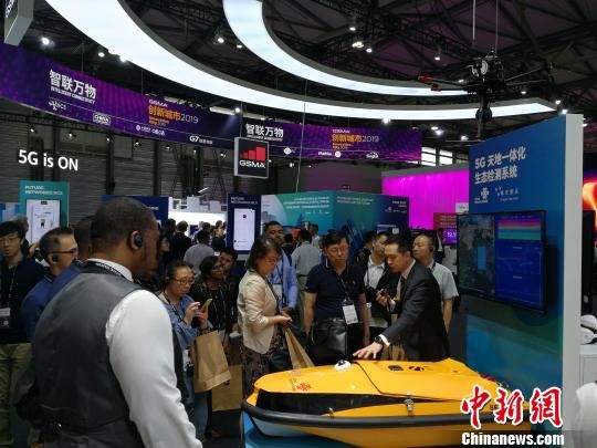 圖為現場人員講解5G“天地一體化”生態檢測系統。　任柏松 攝
