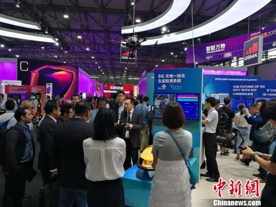 雄安新區展臺吸引不少眾多觀眾駐足關注。　任柏松 攝