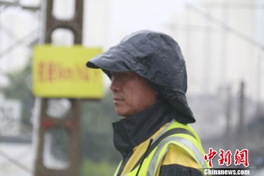 蘭州西工務(wù)段蘭州線路車間防護員雨中巡查。　王光輝 攝