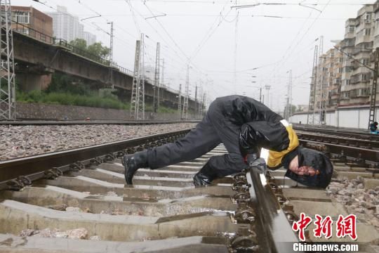 蘭州西工務(wù)段蘭州線路車間職工檢查線路幾何尺寸。　王光輝 攝