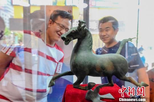 甘肅省博物館將榮登《國家寶藏》的文物銅奔馬和人頭形器口彩陶瓶搬到了絲路如意餐廳，讓顧客在餐廳內就能近距離的和文物面對面。　鐘欣 攝