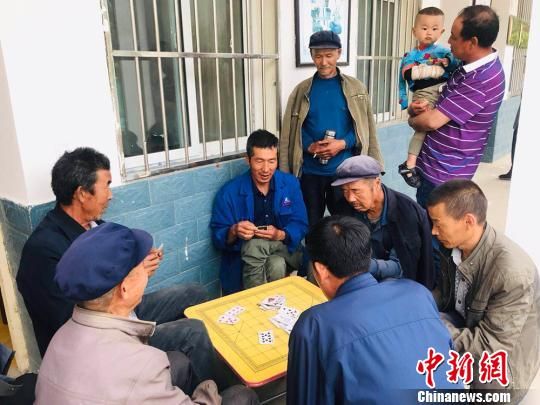 圖為老年人“興趣驛站”中的棋牌組。　艾慶龍 攝