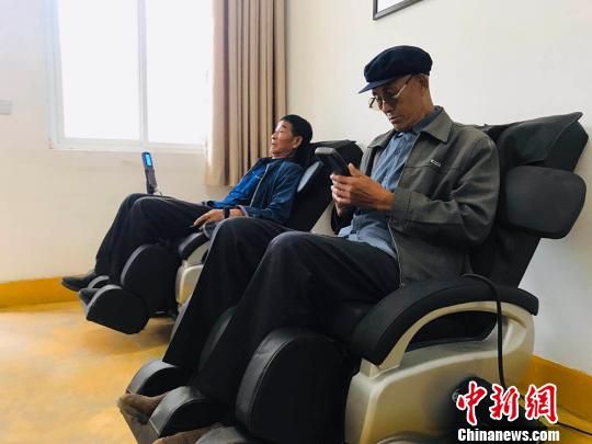 袁家壩村老年人使用按摩椅。　艾慶龍 攝