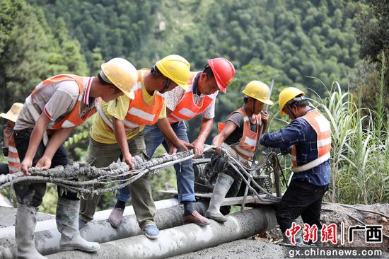 8月13日，融水苗族自治縣境內的羅融二級公路施工路段，工人們正冒著37℃的高溫在進行作業。