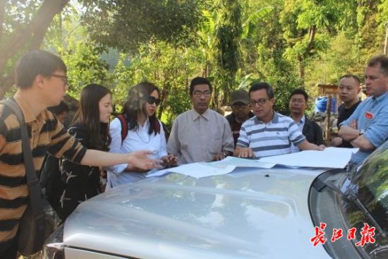 在尼泊爾，武漢市土地利用和城市空間規(guī)劃研究中心設(shè)計團隊現(xiàn)場踏勘。(武漢市土地利用和城市空間規(guī)劃研究中心 供圖)