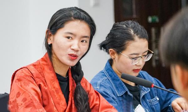 首屆寶翔基金受助學生益西卓嘎在座談會上發言
