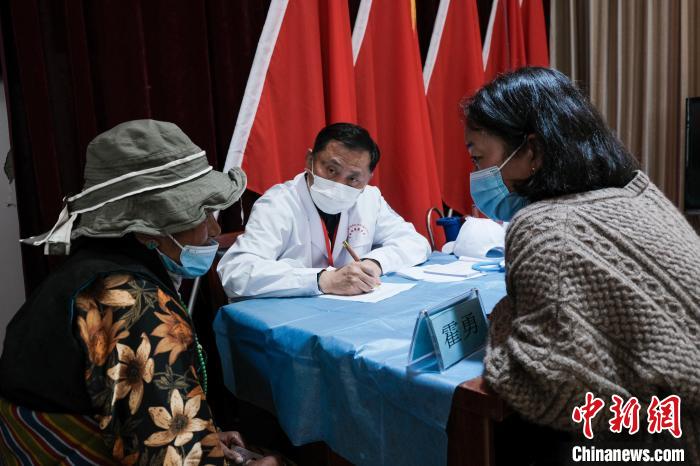 北京大學第一醫院教授、主任醫師霍勇在義診現場接診。　江飛波 攝