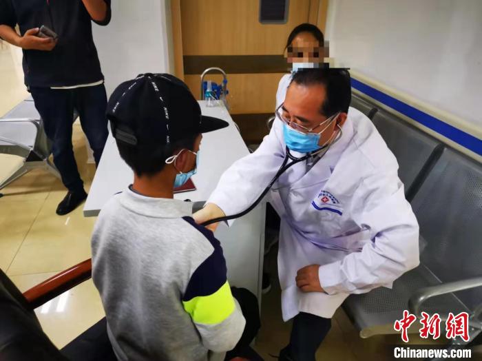 援藏醫生帶日喀則先心病患兒來上海接受公益治療