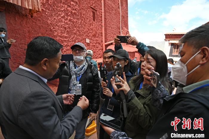 圖為中外媒體采訪布達拉宮管理處相關負責人。　趙朗 攝