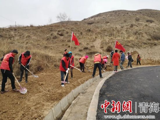圖為尖扎干部職工生態(tài)建設(shè)和環(huán)境保護(hù)現(xiàn)場(chǎng)。尖宣 供圖