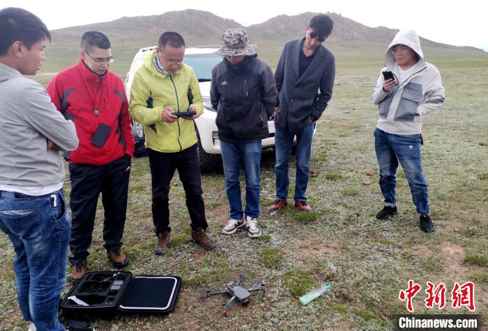 圖為綜合考察團在保護區動物調查中投入使用無人機。西藏那曲市林業和草原局供圖