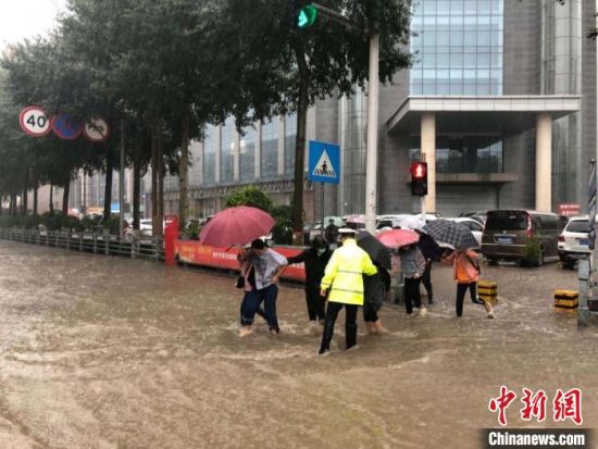 8月28日，青海省東部出現(xiàn)強(qiáng)降水天氣過程，其中西寧地區(qū)出現(xiàn)入汛以來雨量最大、強(qiáng)度最大的強(qiáng)降水過程。西寧交警供圖