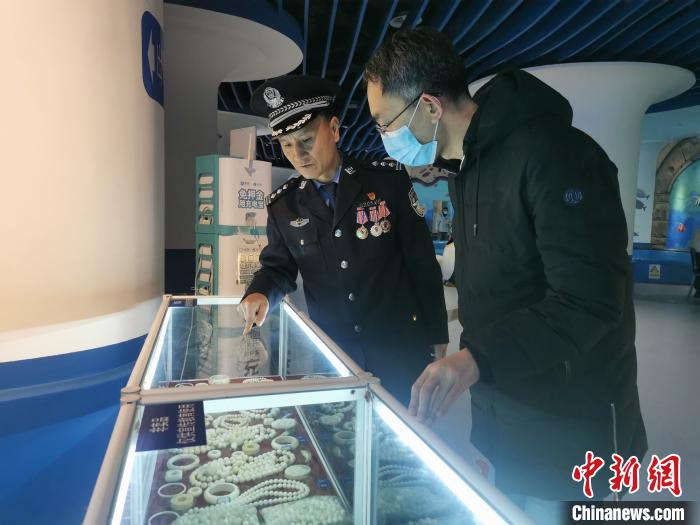 圖為森林警察為游客講解查獲這些象牙制品過(guò)程中發(fā)生的真實(shí)故事。　文思睿 攝