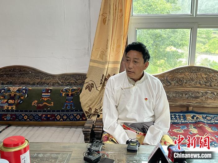 巴卡村黨支部書記、村委會(huì)主任尼瑪次仁。周璟 攝