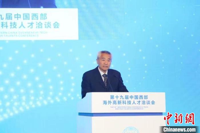 全國(guó)政協(xié)副主席、九三學(xué)社中央常務(wù)副主席邵鴻出席論壇并致辭。　四川省委統(tǒng)戰(zhàn)部供圖
