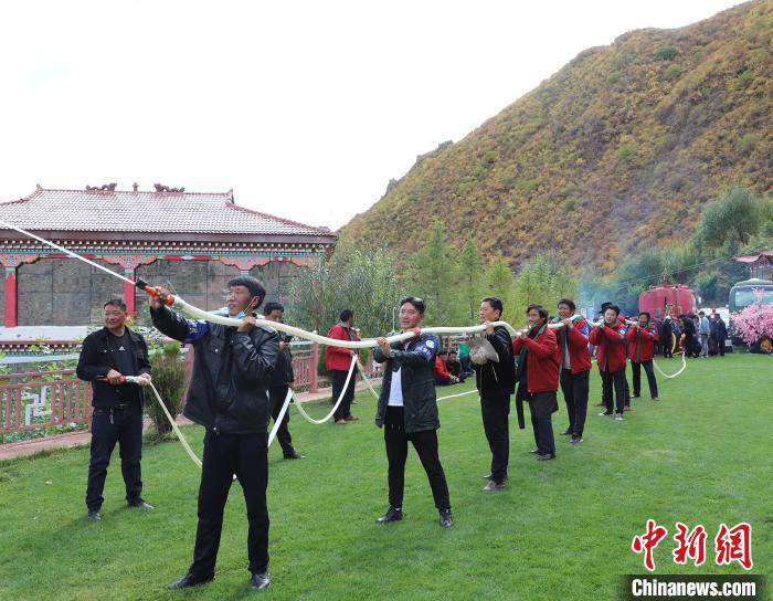 圖為護林員體驗架設水泵?！〔际猩窒乐ш?供圖