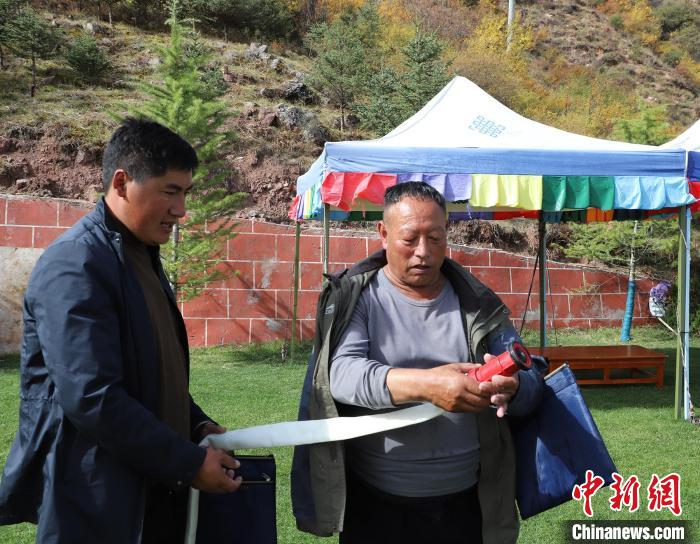圖為護林員操作體驗滅火裝備?！〔际猩窒乐ш?供圖