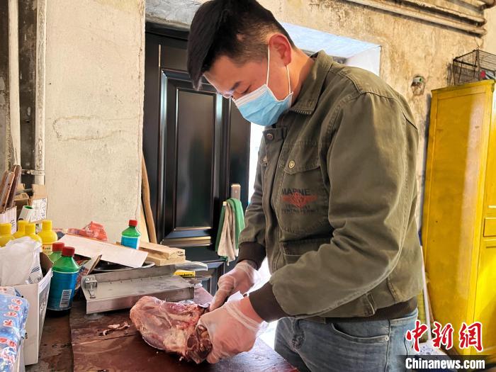 圖為雪豹“奶爸”史壽軍正在準(zhǔn)備投喂雪豹的食材?！●R銘言 攝