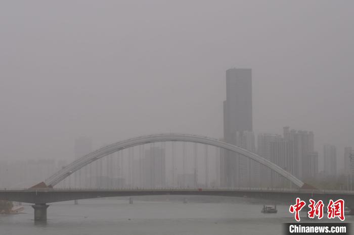 甘肅今年沙塵天氣頻發各地“因地制宜”解“沙害”