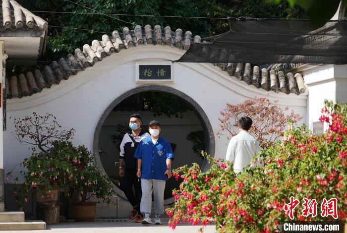 圖為市民在西寧園林植物園內觀花賞景。　馬銘言 攝