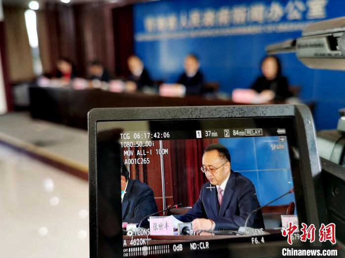 圖為青海省水利廳廳長張世豐參加新聞發布會。　張添福 攝