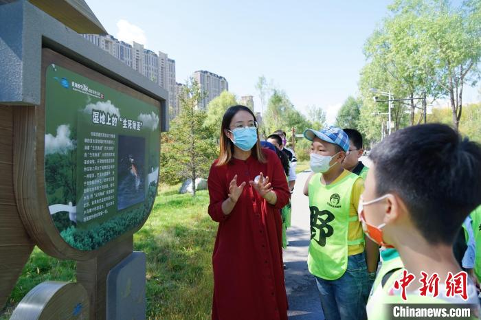 圖為小朋友在青海西寧湟水國家濕地公園內學習濕地知識?！●R銘言 攝
