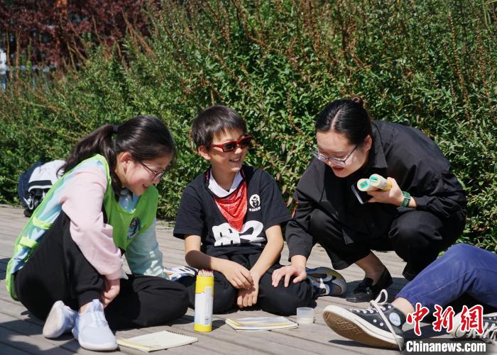 圖為小朋友在青海西寧湟水國家濕地公園內認識植物并進行繪畫?！●R銘言 攝