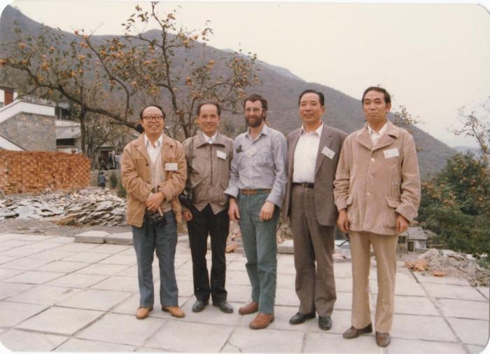 1987年早期脊椎動(dòng)物國際研討會(huì)在中國舉行，劉玉海先生(右一)與中外同行專家合影?！avin Young(澳大利亞) 供圖