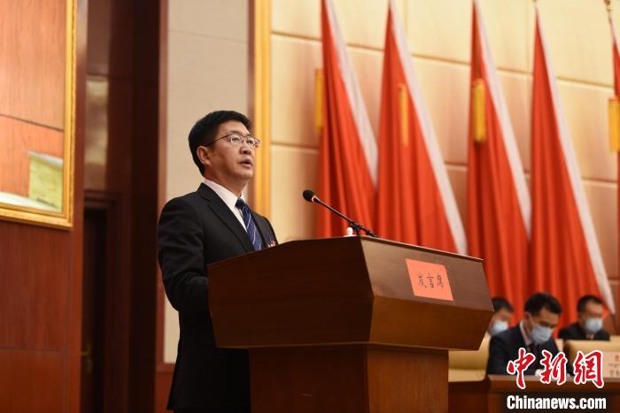 圖為青海省果洛州人民政府州長葉萬彬作政府工作報告?！　《嘟馨盒?攝
