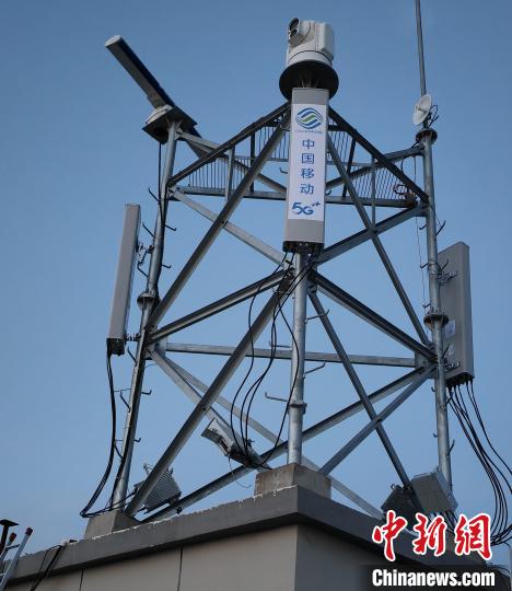 資料圖為建在龍羊峽湖區(qū)內(nèi)的5G基站。　青海移動(dòng)海南分公司供圖