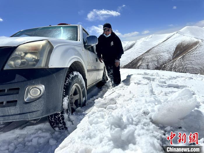 圖為生態(tài)管護(hù)人員準(zhǔn)備在雪地推車。　丁巴達(dá)杰 攝