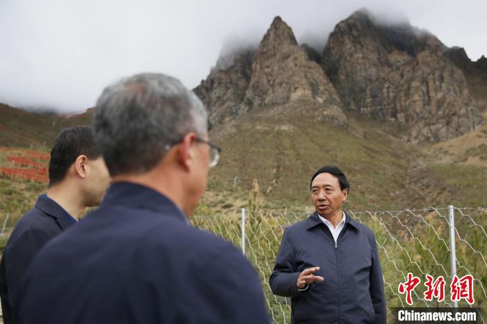圖為西藏自治區人大常委會副主任、拉薩南北山綠化指揮部副總指揮江白(右)。　貢確 攝