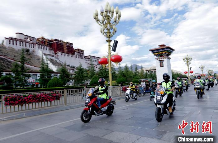 圖為2023年極地G219集結(jié)賽暨金卡納場地賽選手途經(jīng)拉薩布達(dá)拉宮。　游牧地球供圖