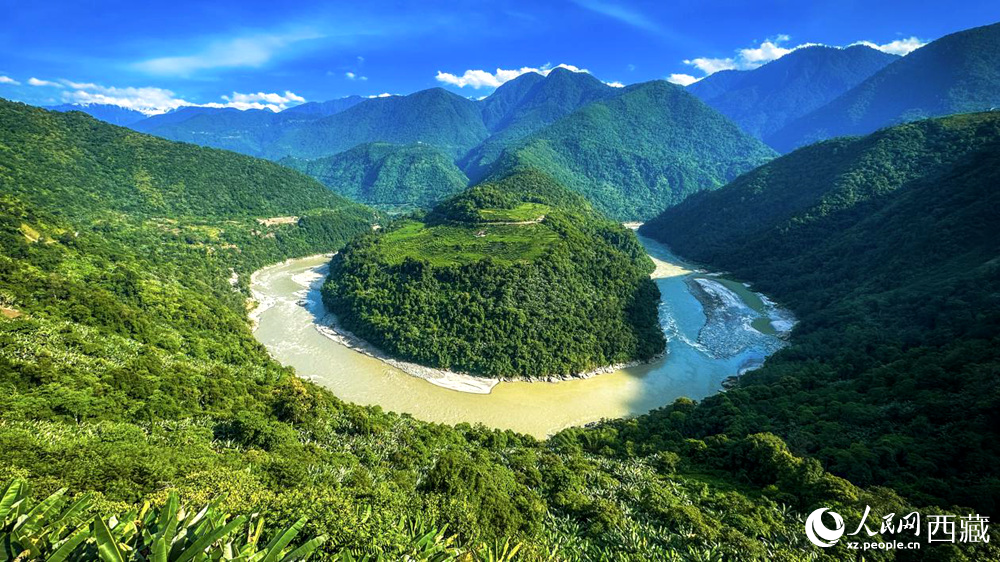 風(fēng)景秀麗、植被繁茂的西藏林芝市墨脫縣果果塘大拐彎。人民網(wǎng)記者 次仁羅布攝
