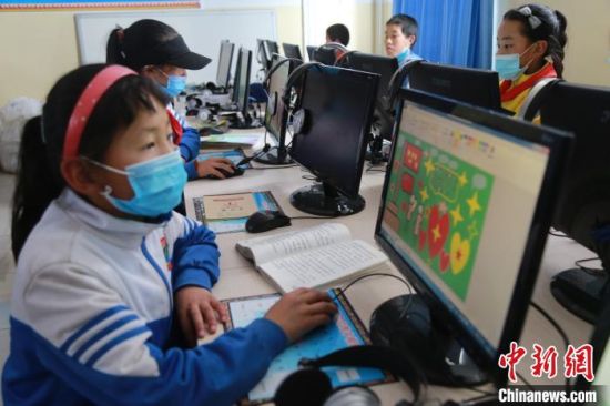 圖為鄉村學校少年宮的孩子們正在上電腦課。　才讓本　攝