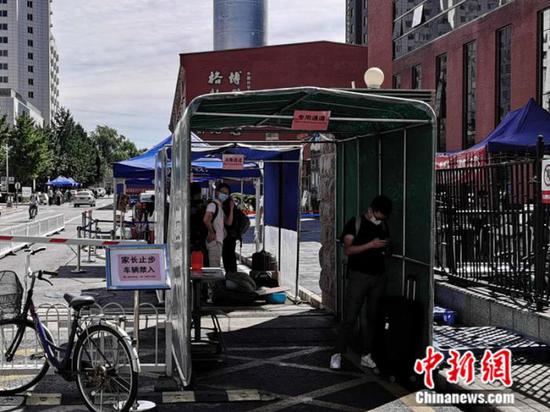 中國科學院大學校門外，豎立著“家長止步”的提示牌。 中新網 張尼 攝