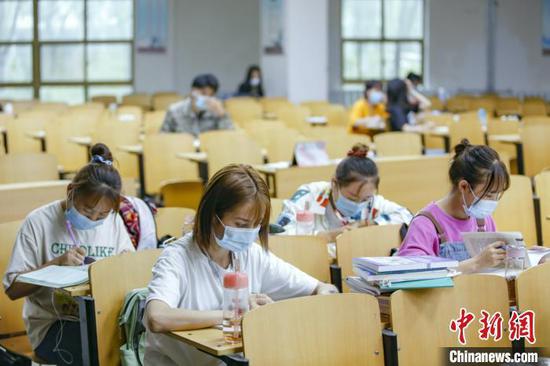 資料圖：學生在圖書館自習室內學習。　劉宵華 攝