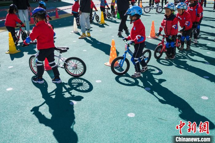 圖為拉薩市實驗幼兒園孩子們正在練習(xí)滑步車。　何蓬磊 攝