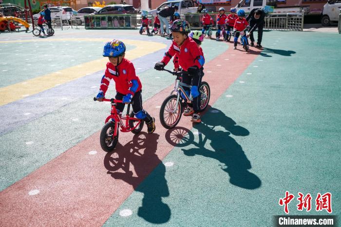 圖為拉薩市實驗幼兒園孩子們正在練習(xí)滑步車。　何蓬磊 攝