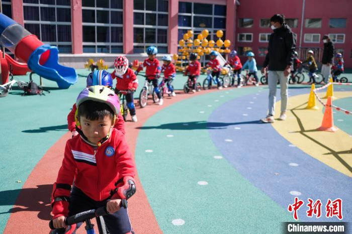 圖為拉薩市實驗幼兒園孩子們在教練的指導(dǎo)下練習(xí)滑步車。　何蓬磊 攝