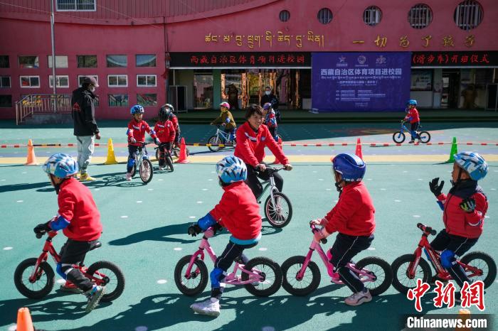 圖為拉薩市實驗幼兒園孩子們正在練習(xí)滑步車。　何蓬磊 攝