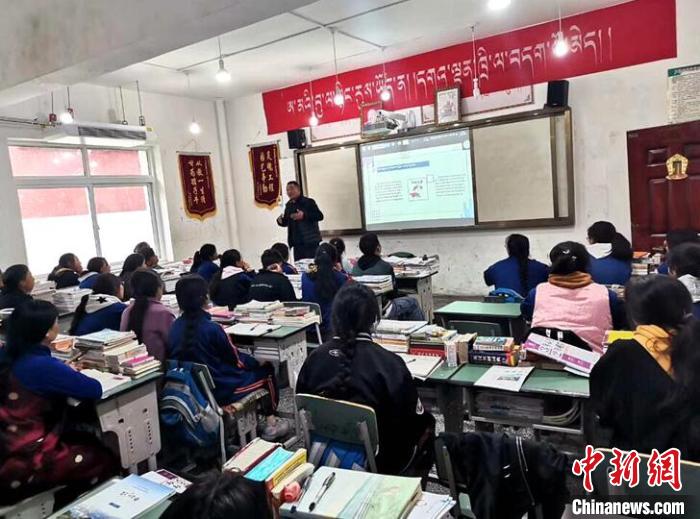 學生在免費輔導班上課。　尼瑪初 攝