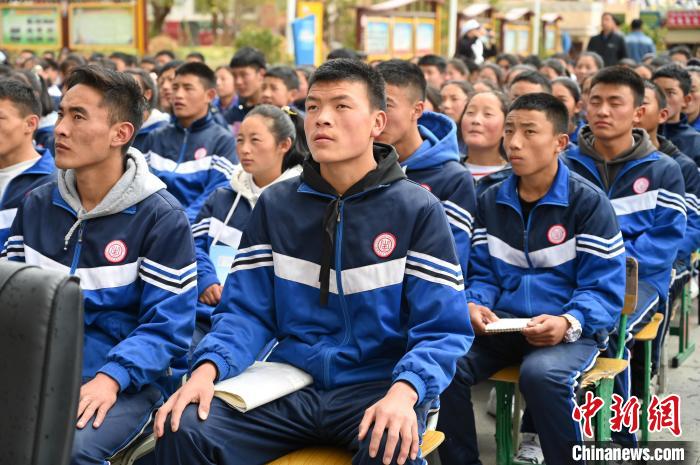 圖為昌都市第五高級中學學生參加授課。　趙朗 攝