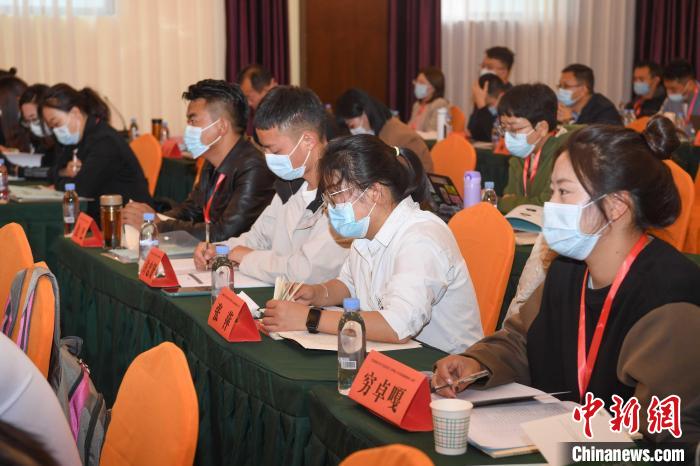 圖為第十五期全國預(yù)防青少年違法犯罪工作理論與務(wù)實高級研修班學(xué)員正在上課。　貢嘎來松 攝